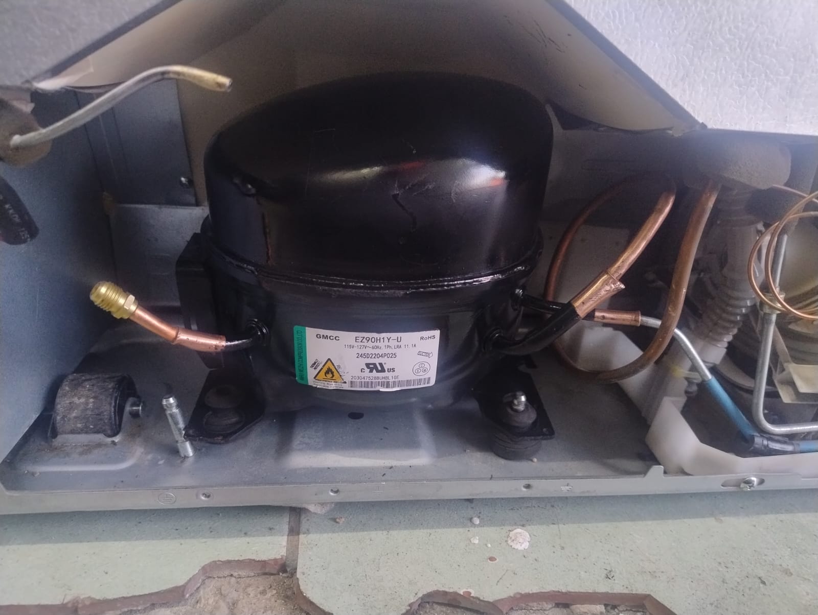 Compresor nuevo GMCC instalado en la base del refrigerador