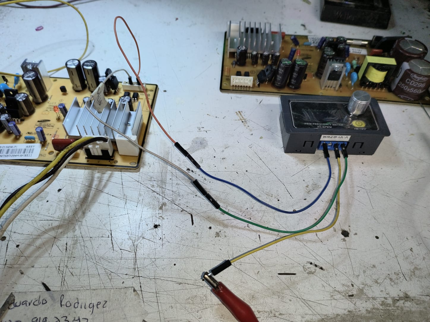 Tarjeta electrónica conectada a un medidor de frecuencia PWM para probar la señal del inversor