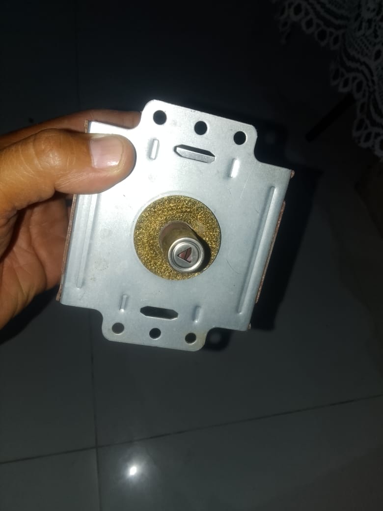 Magnetrón nuevo de repuesto listo para ser instalado en el microondas