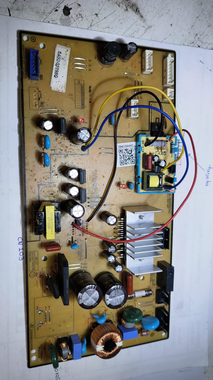Tarjeta electrónica de refrigerador reparada con módulo de fuente nuevo instalado y conexiones revisadas