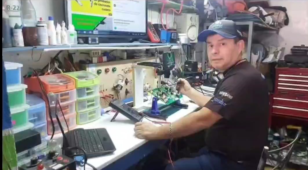 Técnico de SERVI-RAPIDO reparando una tarjeta electrónica en el taller