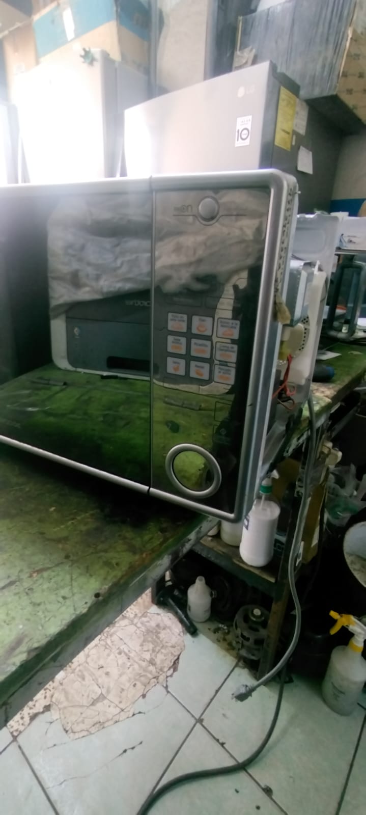 Microondas recibido en el taller de SERVI-RAPIDO para diagnóstico porque no calentaba
